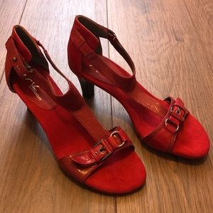 NWOT Aerosoles t-strap heels